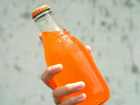 Pomarančová limonáda v sklenenej fľaške