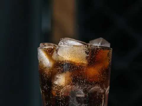 Kola s ľadom v pohári