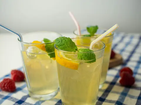 Domáca limonáda s mätou a citrusmi