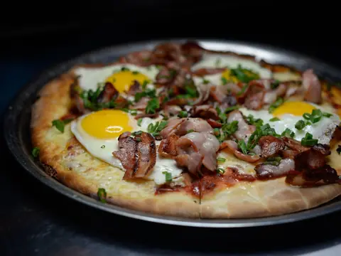 Pizza na smotane so slaninou, vajíčkami a pažítkou