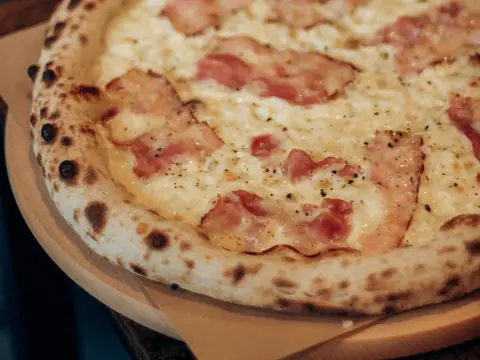 Pizza na smotane so slaninou