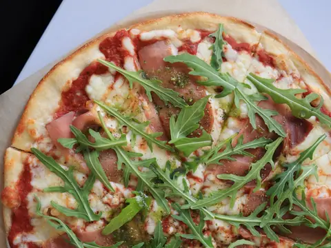 Pizza so sušenou šunkou a rukolou