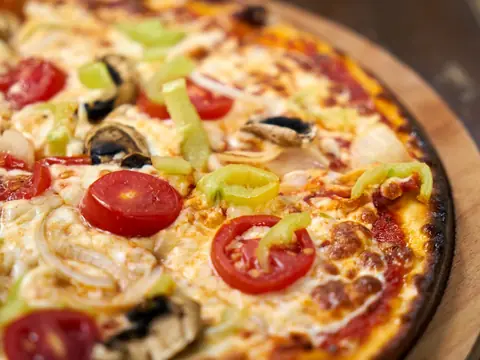 Pizza so zeleninou, paradajkami, paprikou a šampiňónmi