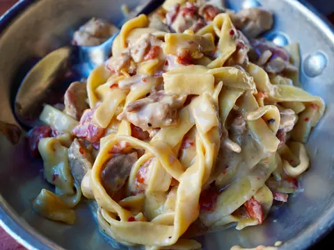Tagliatelle so smotanou a kuracím mäsom